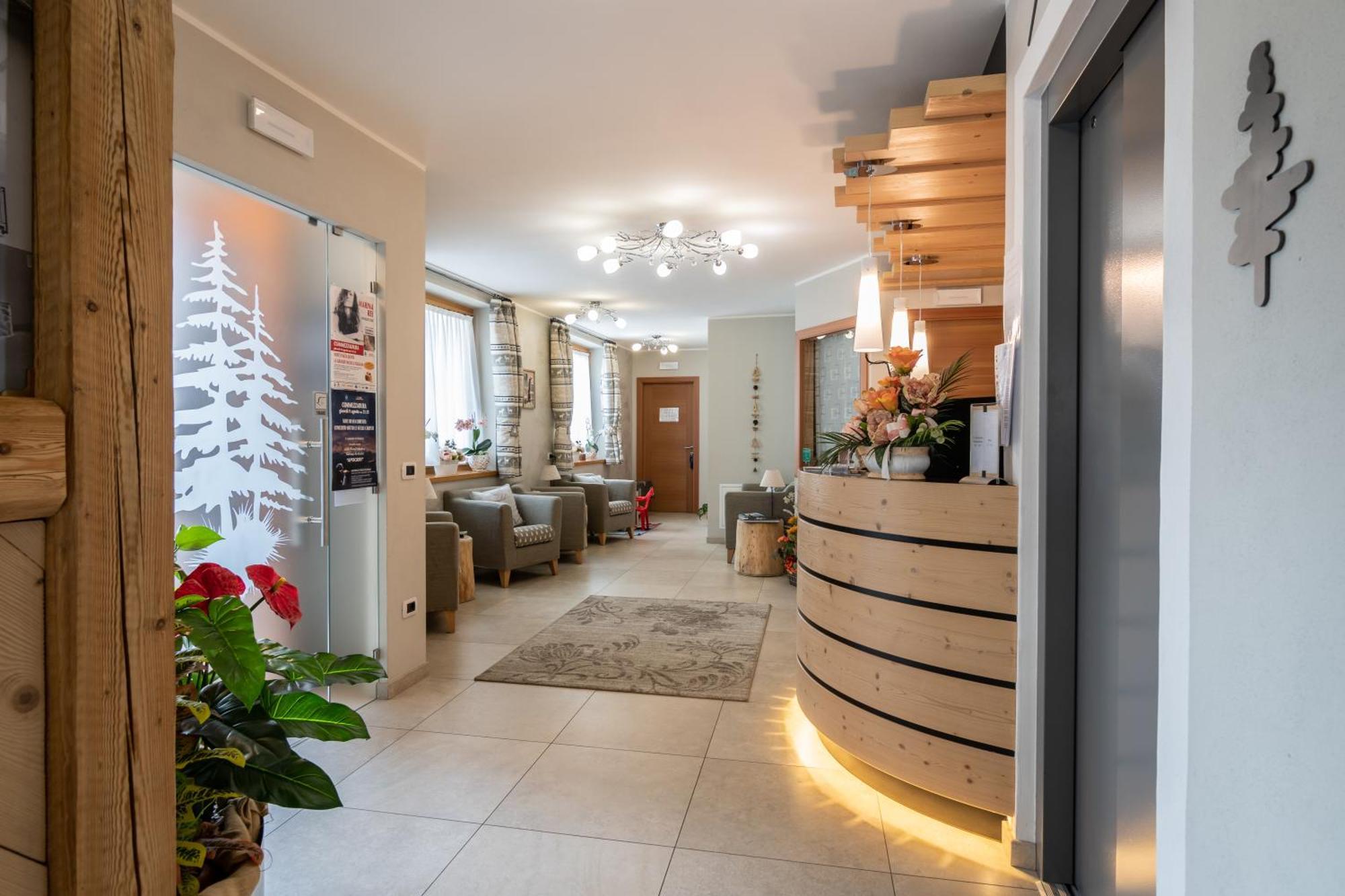Aparthotel Dolomites Living&Relax Commezzadura Exterior photo